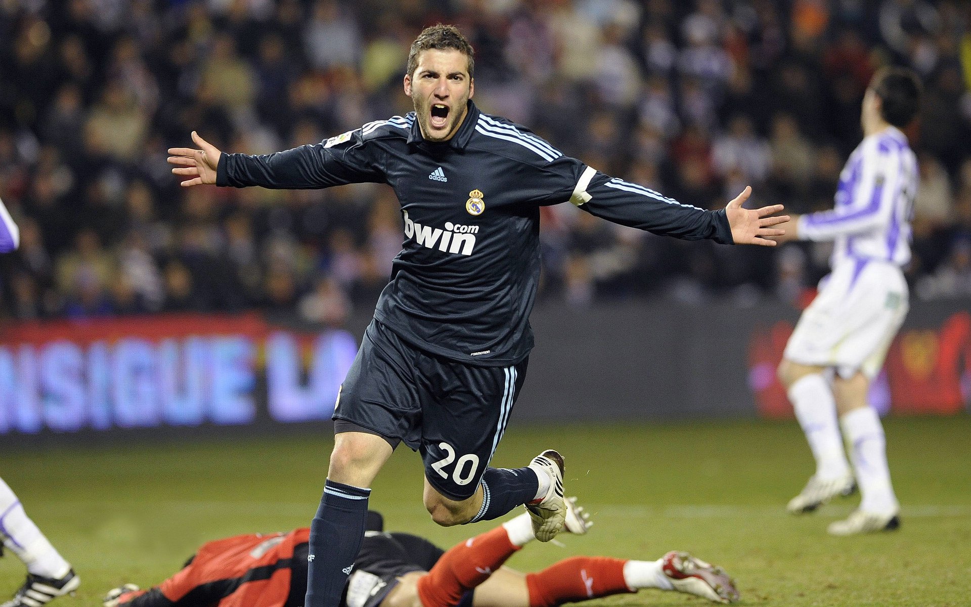 爱游戏真人体育娱乐-英超争冠白热化，各豪门竞相发力